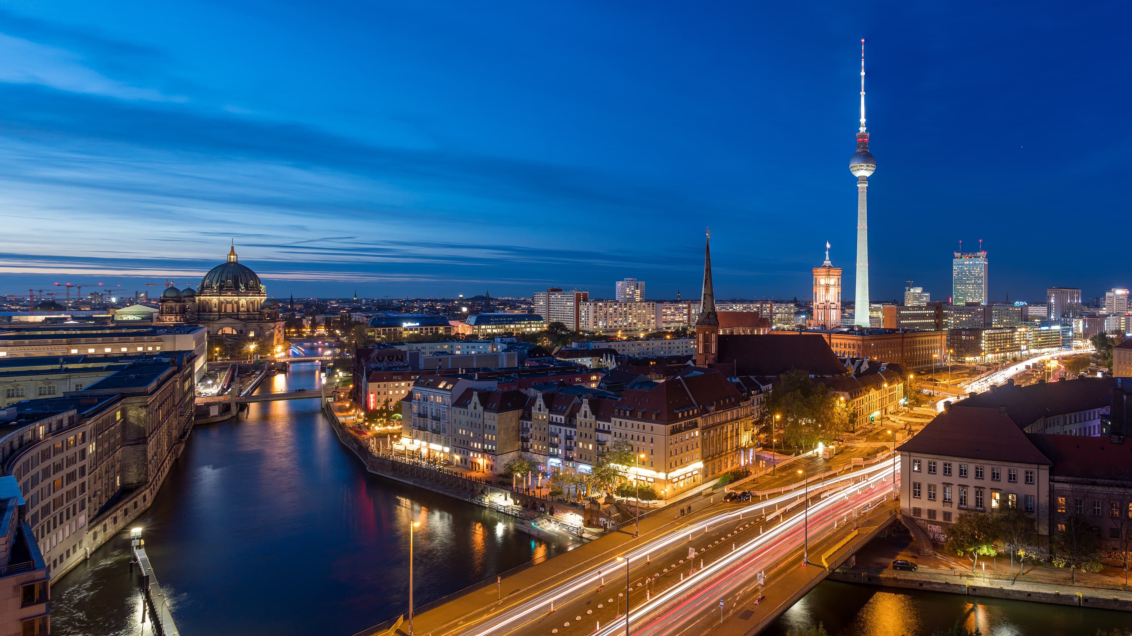 Berlin à l'heure bleue — la Spree, la cathédrale et la tour de télévision