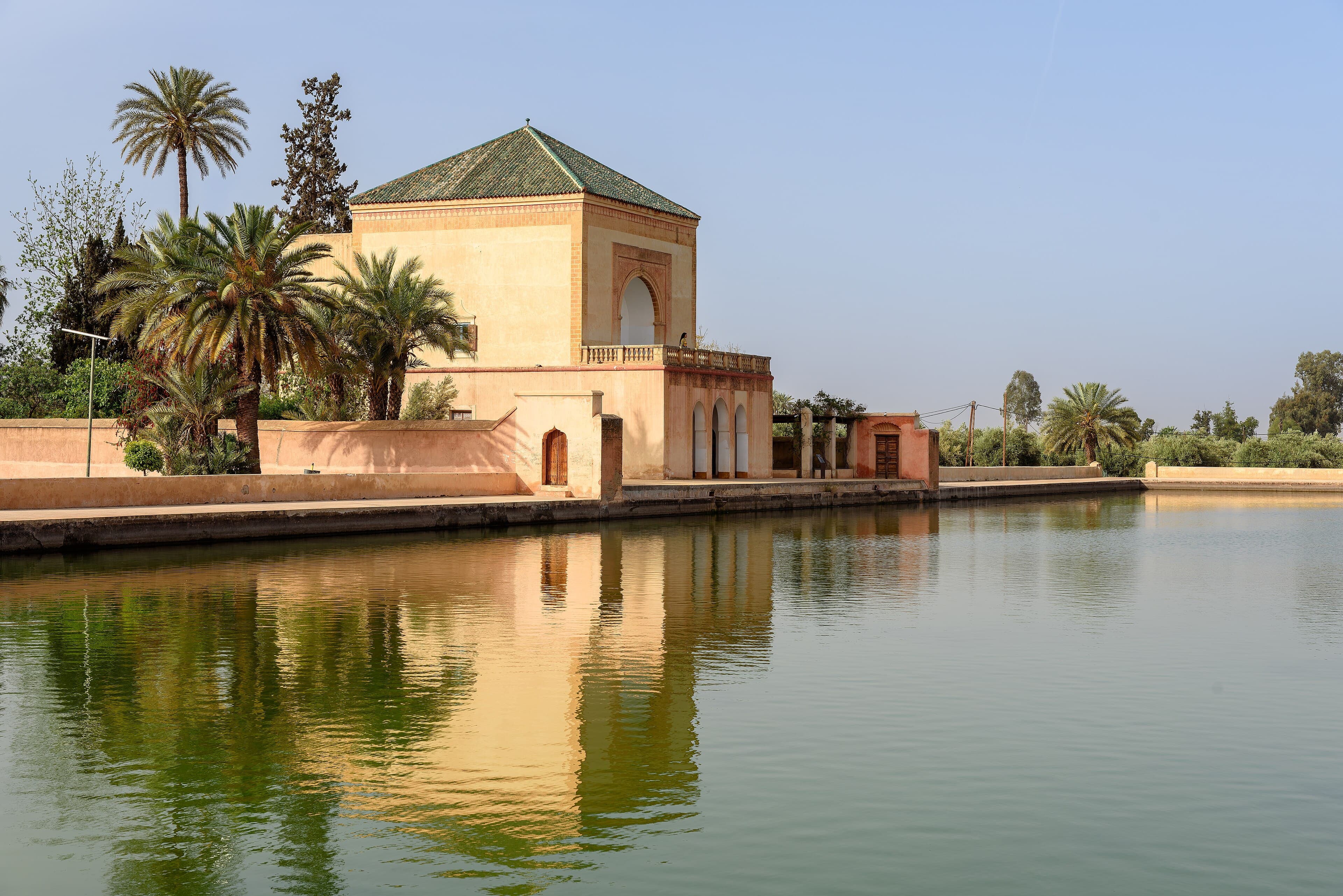 Le pavillon des jardins de la Ménara à Marrakech, reflété dans son bassin