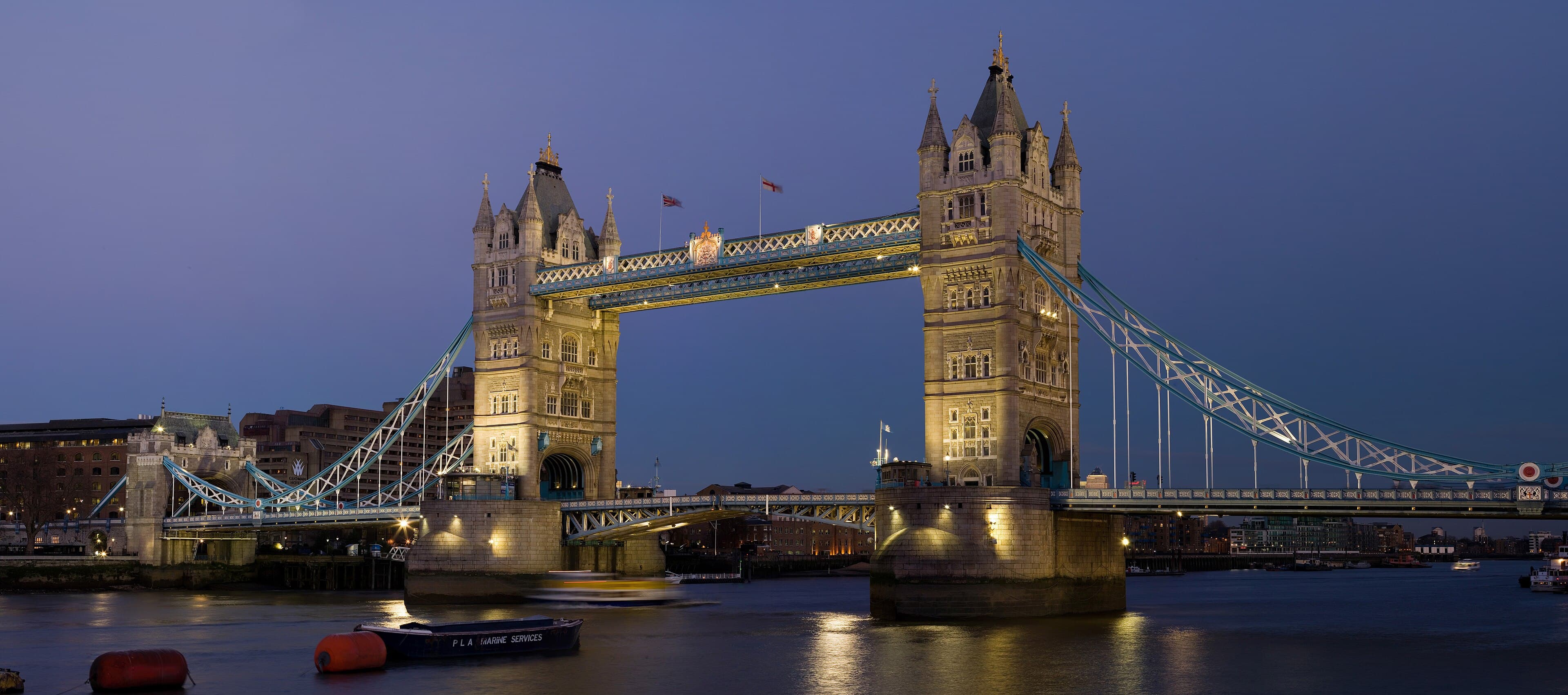 Le Tower Bridge de Londres à l'heure bleue
