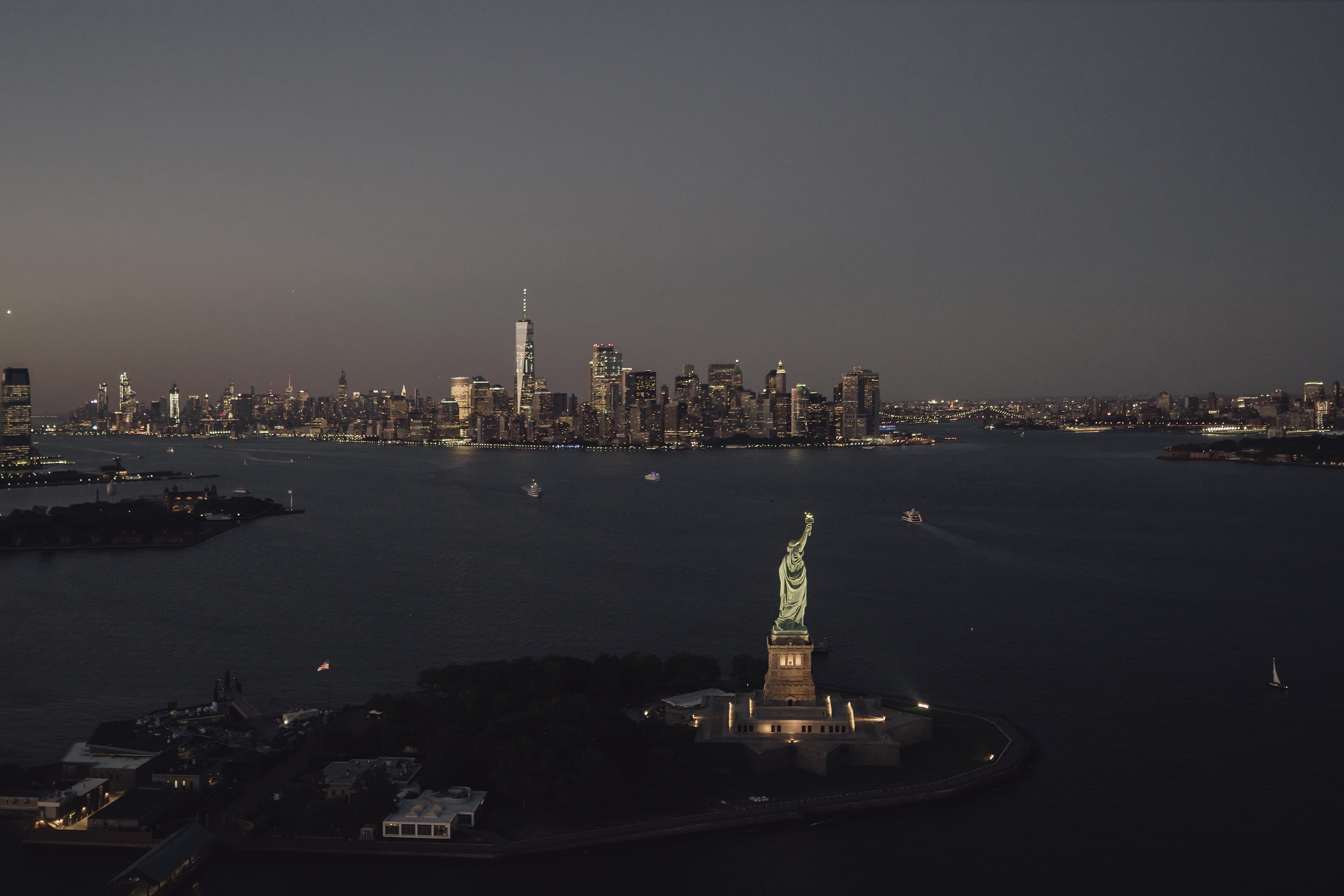 La Statue de la Liberté et Lower Manhattan à l'heure bleue