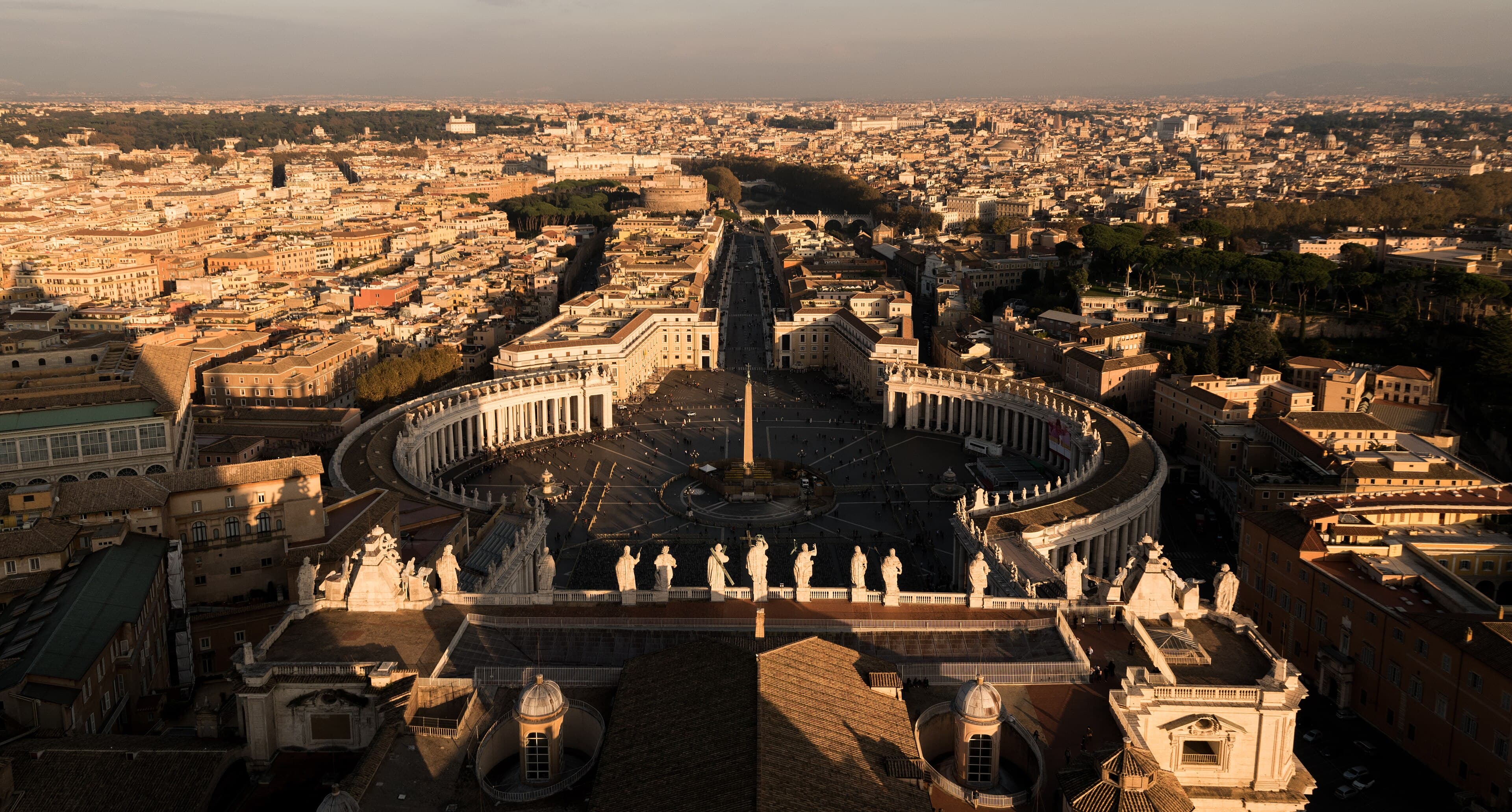 Rome et la place Saint-Pierre depuis le dôme de la basilique, à l'heure dorée