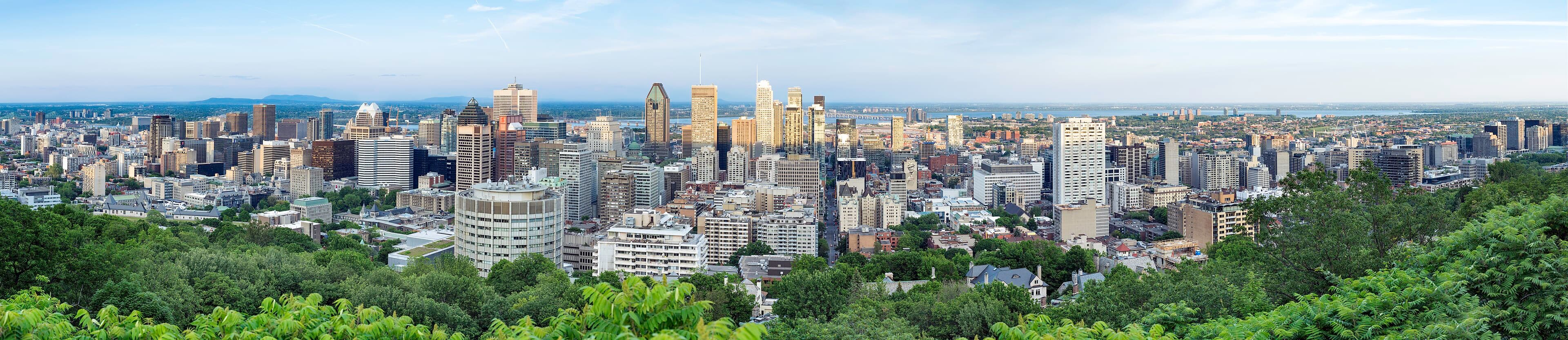 La skyline de Montréal depuis le belvédère du Mont-Royal, à l'heure dorée