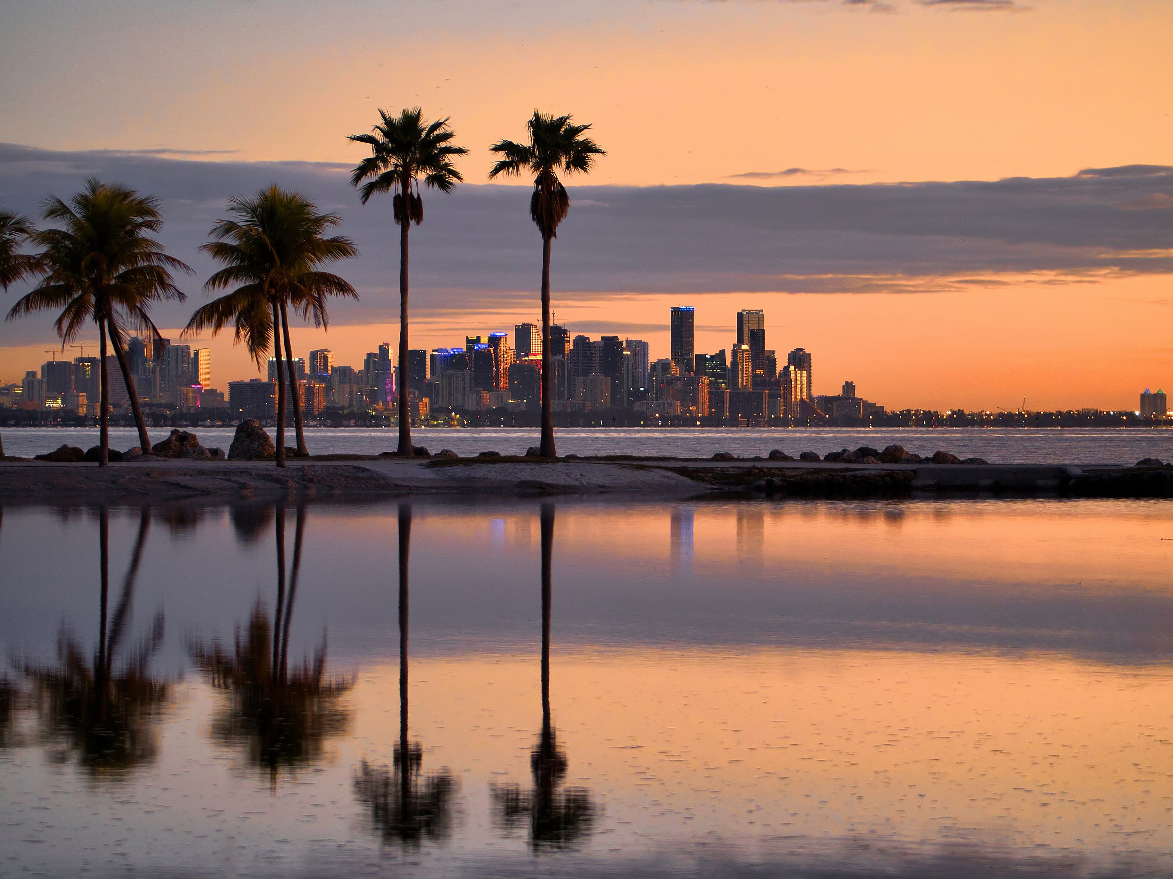 La skyline de Miami au crépuscule depuis la baie de Biscayne